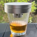 本体の穴から煙が噴出し、グラス内を白い煙が立ち込めます