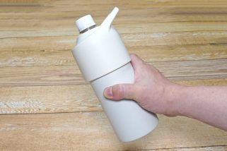 「無印のこれ高コスパすぎ」夏の必需品間違いなし！“ペットボトルを冷やしたまま持ち運べる”無印良品の保冷ホルダーの実力を徹底リポート