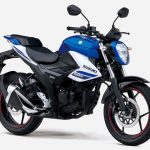 ジクサー150のトリトンブルーメタリック／パールグレッシャーホワイトカラー