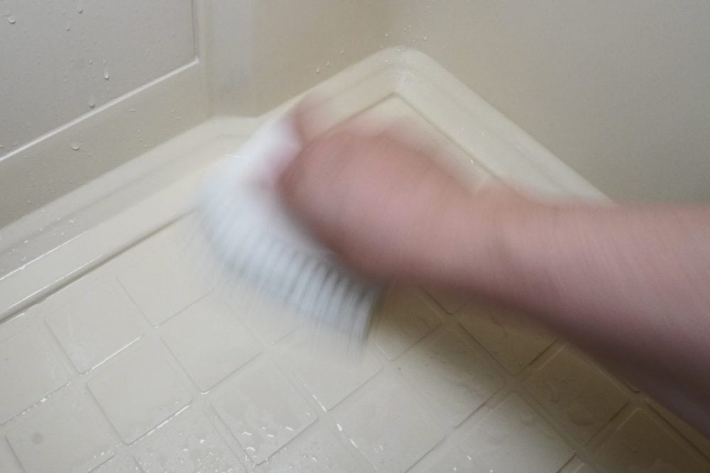 ニトリ ゴムの力で汚れを落とすバスブラシ(ホワイト)
