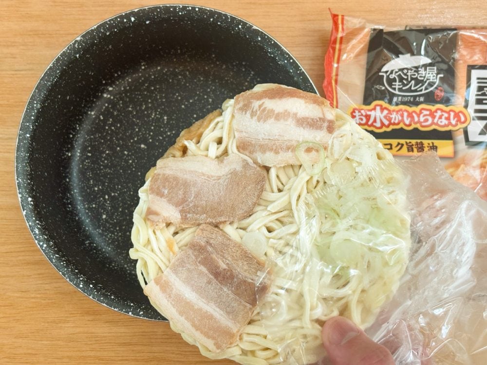 スープ、麺、具材がひとつになっているタイプで、そのまま鍋で温めるだけでOK！