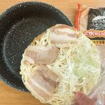 スープ、麺、具材がひとつになっているタイプで、そのまま鍋で温めるだけでOK！