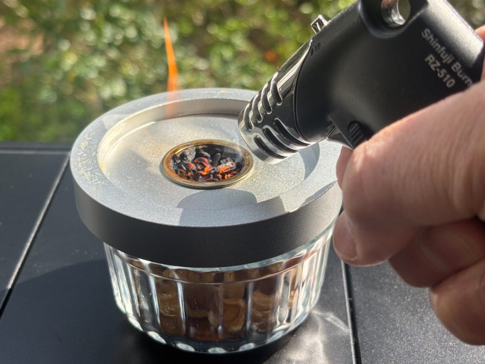 カクテルスモーカーをセットし、燻製チップを着火するだけ