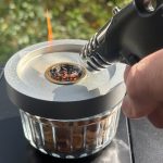 カクテルスモーカーをセットし、燻製チップを着火するだけ