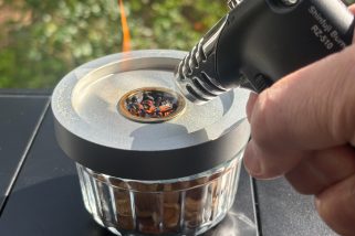 「5分で高級熟成ウイスキーに早変わり!?」4000円を切るアルミダイキャスト製のカクテルスモーカーでウイスキーとナッツを燻製してみた