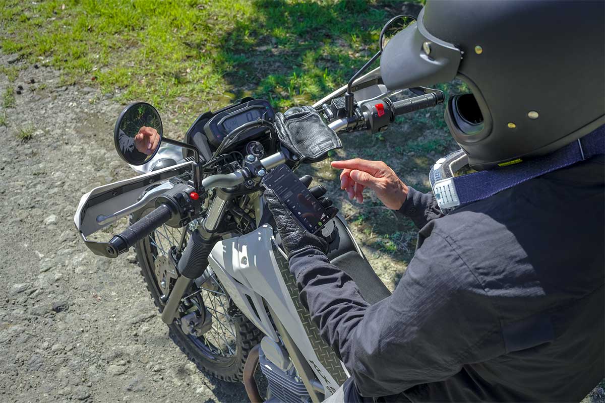 専用アプリを使用したスマートフォンとの接続機能によって車両状況やライディングの記録、また電話着信・メール＆メッセージの受信通知も可能。