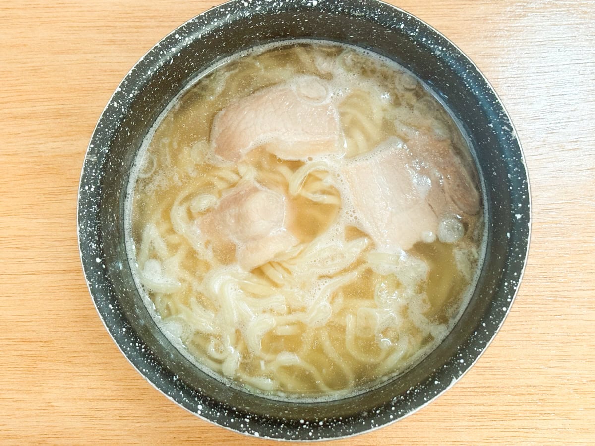 茹ですぎに注意し、麺や具材がほぐれて全体がぐつぐつ煮立ったらできあがり