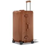 リモワ「オリジナル トランクプラス ブロンズ」￥365,200／H80×W44×D36.5㎝／106ℓ​／6.5㎏
