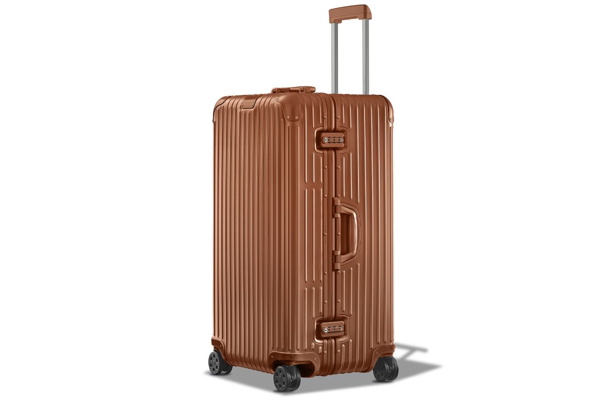 リモワ「オリジナル トランクプラス ブロンズ」￥365,200／H80×W44×D36.5㎝／106ℓ​／6.5㎏