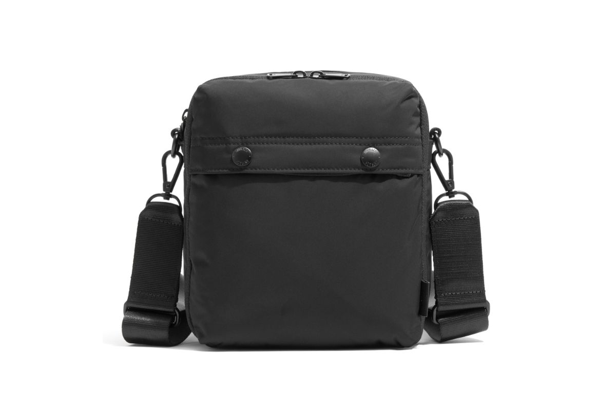 アントラック「ショルダーバッグ バーティカルタイプ」￥18,700／W17×H20×D8㎝