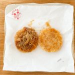 ライスバーガー焼肉の片面を開いて考察すると、玉ねぎが入っていて、肉は脂身が少ないように感じます