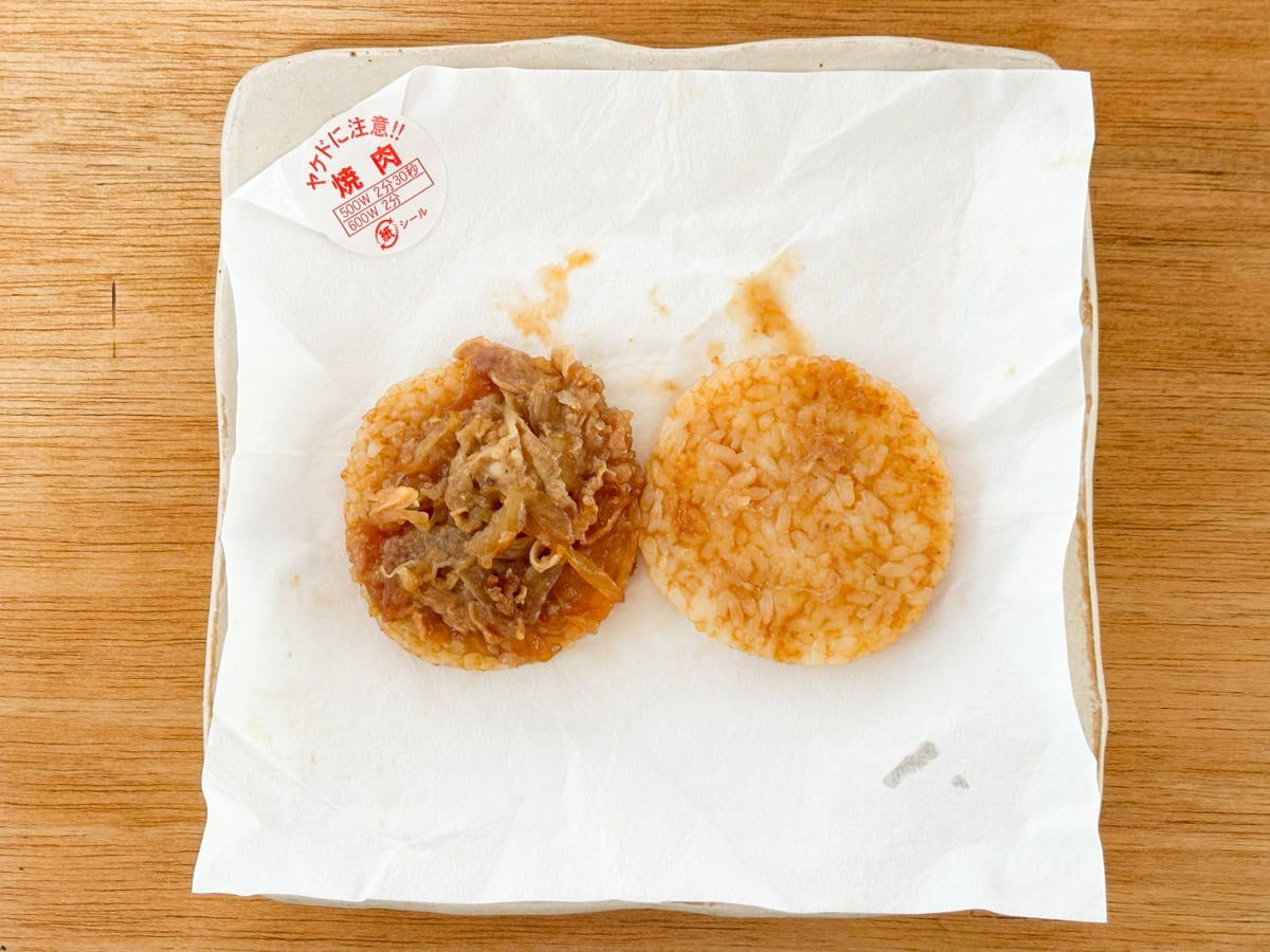 ライスバーガー焼肉の片面を開いて考察すると、玉ねぎが入っていて、肉は脂身が少ないように感じます