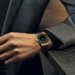 ブラックを基調にキレのある⾯構成と、ケースとベゼル上部の４つのネジにピンクゴールド色を組み合わせた特徴的なデザイン