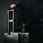 背面にはキャリーケース用ベルト付きで出張や旅行にも活躍