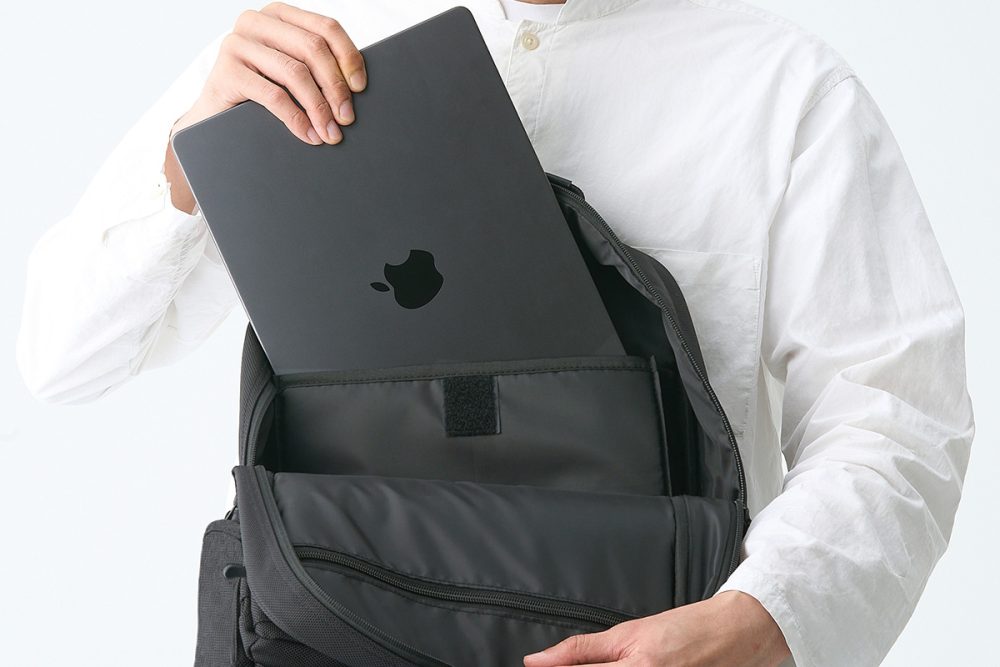 リュックのメイン収納にはPCポケットを装備