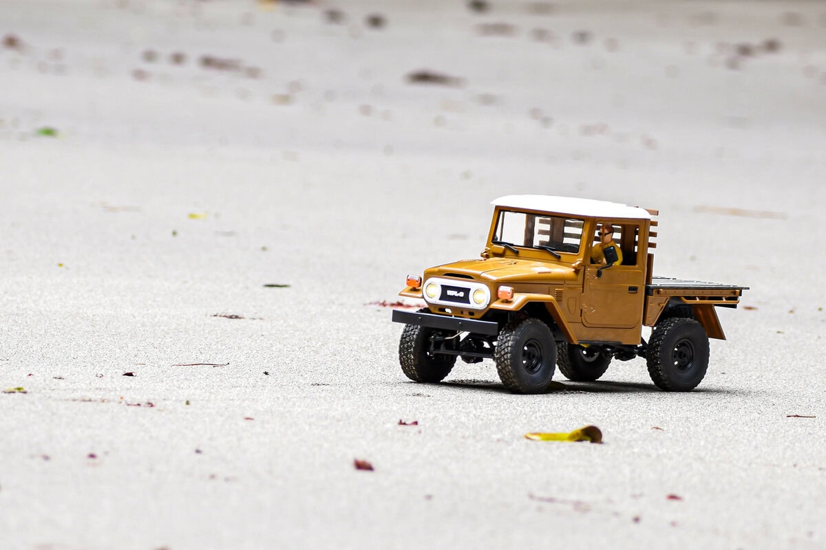 必要な装備がすべて入っている「RTR」（Ready to Run）と呼ばれる一体セット。WRL JAPAN RCシリーズは累計販売4万台を突破している大人気シリーズ