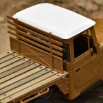 リア荷台は質感にこだわった木製のフラットベッドを採用