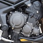 スムーズな加速と吹き上がりの良い798ccのトリプルエンジン、独特なエンジン音も魅力