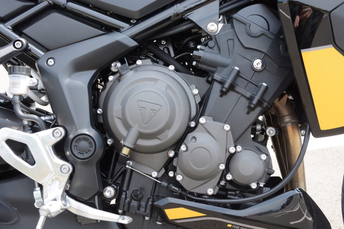 スムーズな加速と吹き上がりの良い798ccのトリプルエンジン、独特なエンジン音も魅力