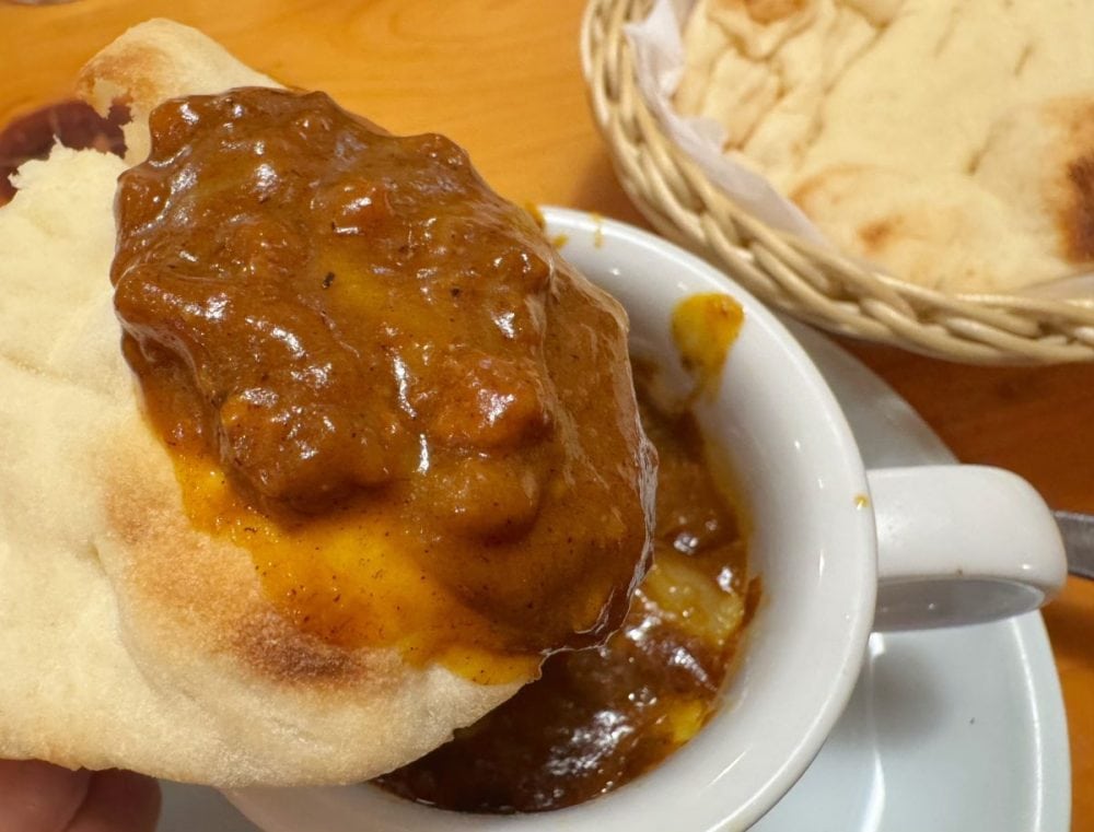 もっちりとしたナンは濃厚なチーズカレーと相性抜群