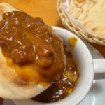 もっちりとしたナンは濃厚なチーズカレーと相性抜群