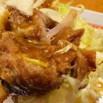 こだわりのタンドリーソースは、スパイシーで本格的な味わい