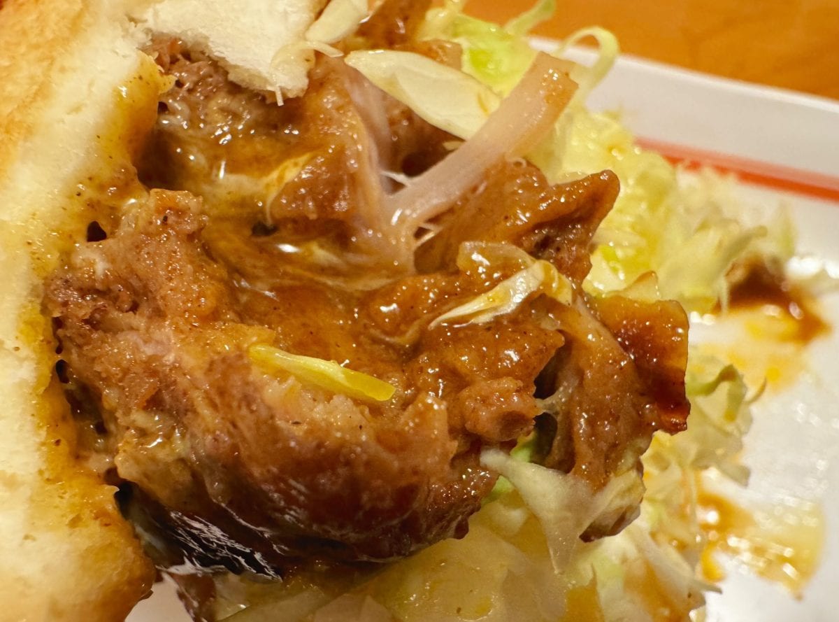 こだわりのタンドリーソースは、スパイシーで本格的な味わい