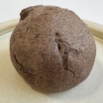もちもちのシュー生地はビターなココア風味