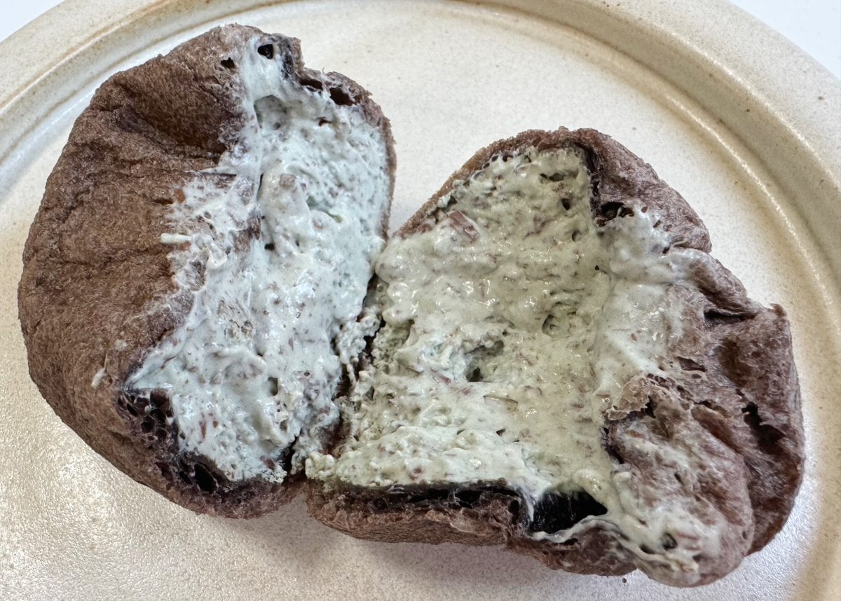 中には鮮やかなチョコミントクリームがたっぷりと入っています