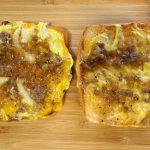 バンズに挟まれているのは、ジューシーで肉厚な100％ビーフパティなどガッツリ系のコンビネーション