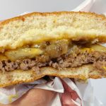 個人的には今回の3種の中で一番食べ応えを感じる「ジュラシック」らしいバーガー