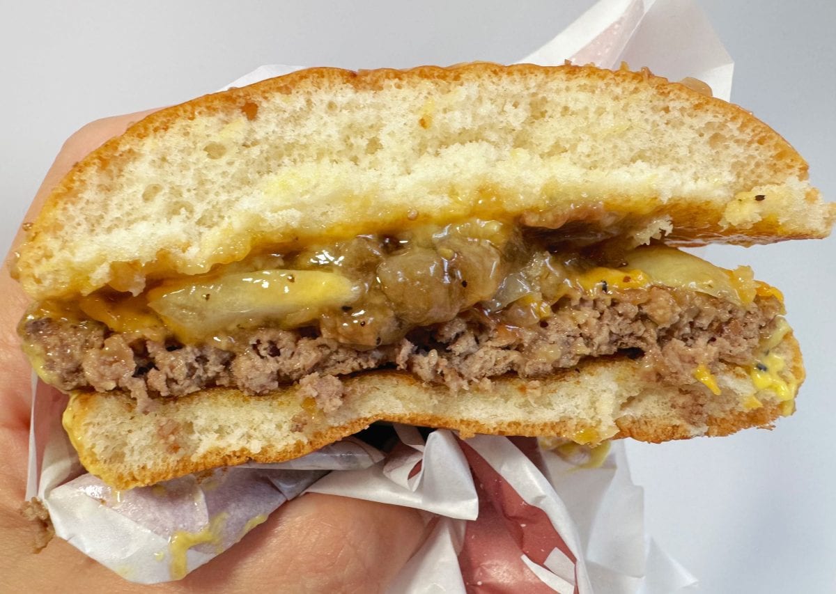 個人的には今回の3種の中で一番食べ応えを感じる「ジュラシック」らしいバーガー