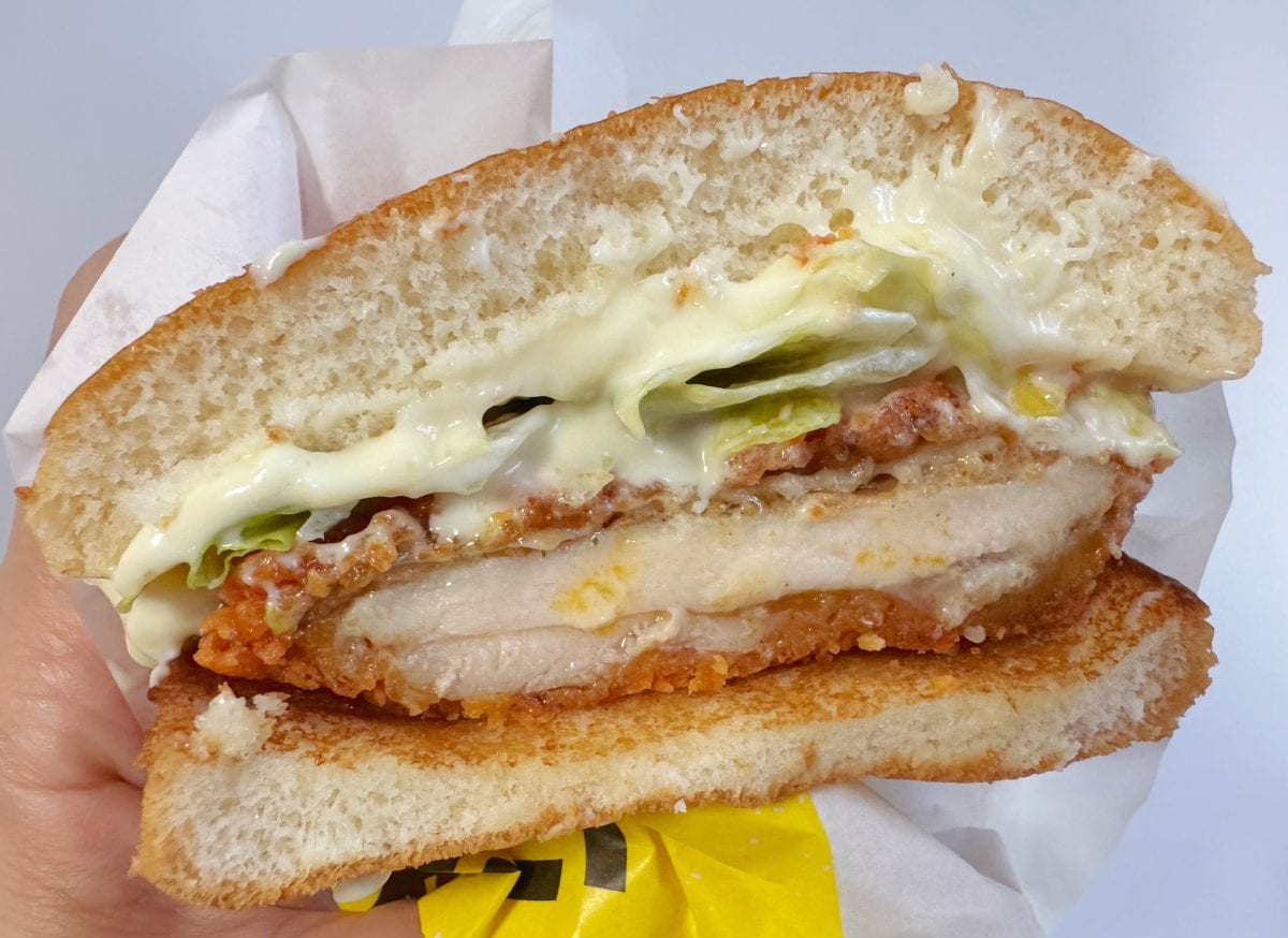 チリやガーリックなどのスパイスやハーブで味付けしたジューシーなチキンパティは、旨辛でやみつき感のある味わい