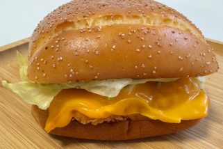 「マクドナルドの超話題作」恐竜たちがバーガーに変身!? 映画“ジュラシック・ワールド”コラボの個性派すぎる新作メニューをグルメライターが食べ比べ