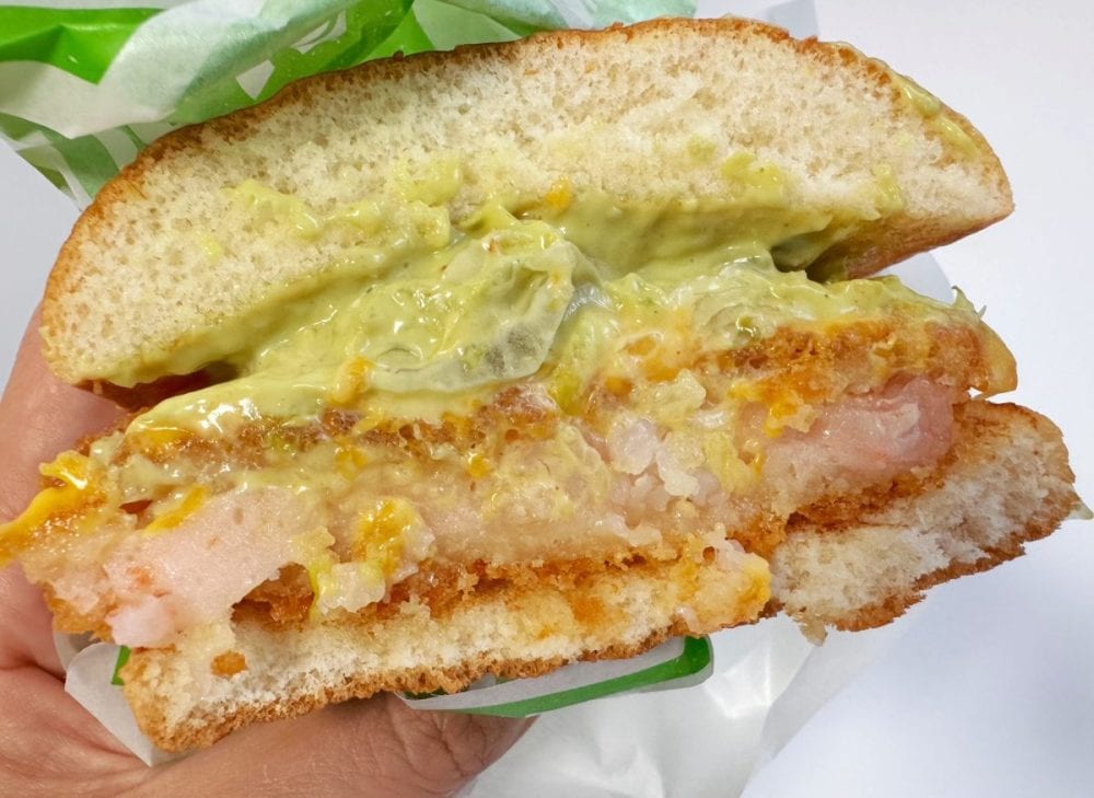 このバーガーの肝となるアボカドマヨは、ハラペーニョの爽やかな辛みとスパイスやレモン果汁も加わって、まろやかなのにすっきりとした余韻を残す、やみつき感満点な味わい
