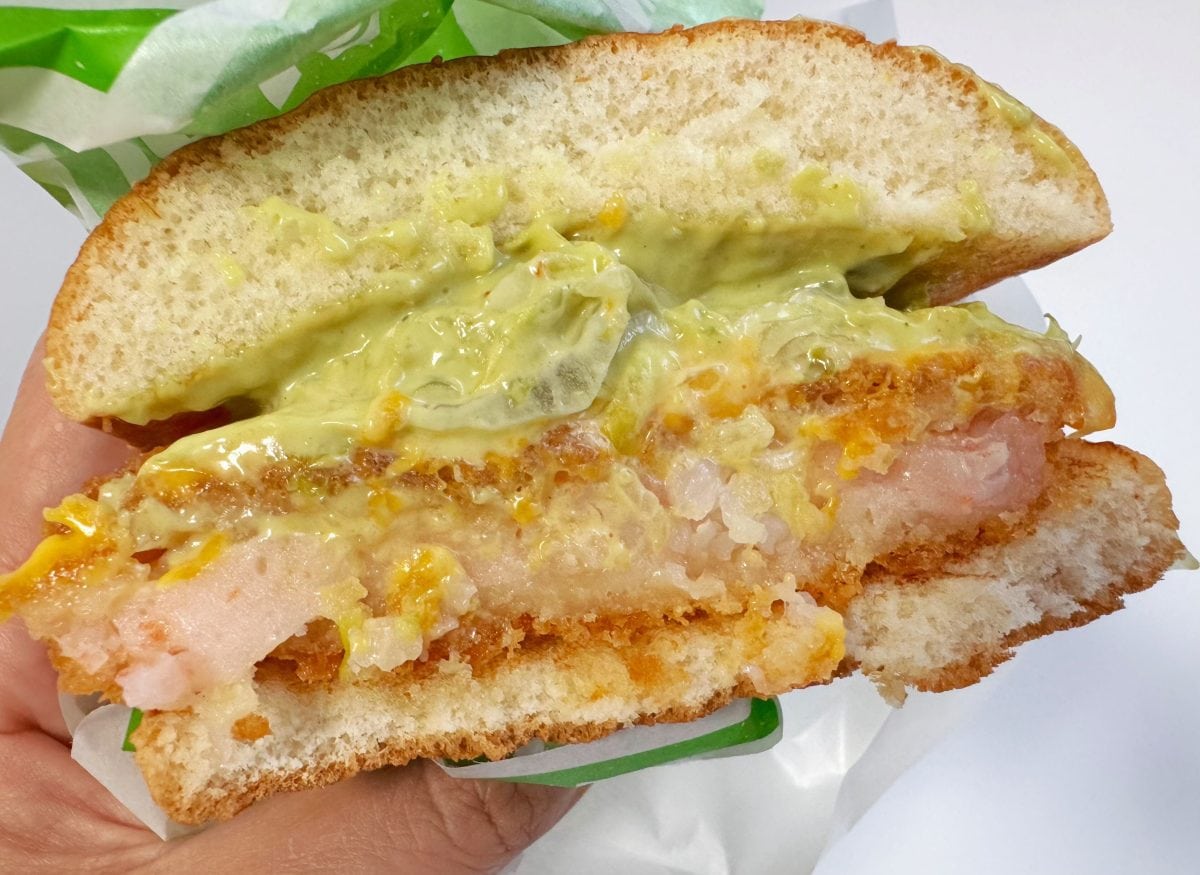 このバーガーの肝となるアボカドマヨは、ハラペーニョの爽やかな辛みとスパイスやレモン果汁も加わって、まろやかなのにすっきりとした余韻を残す、やみつき感満点な味わい