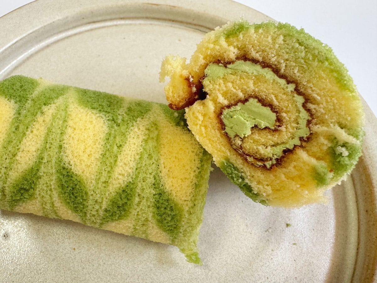 ロールケーキの中には、柔らかな甘さを感じる抹茶ミルククリームが入っています