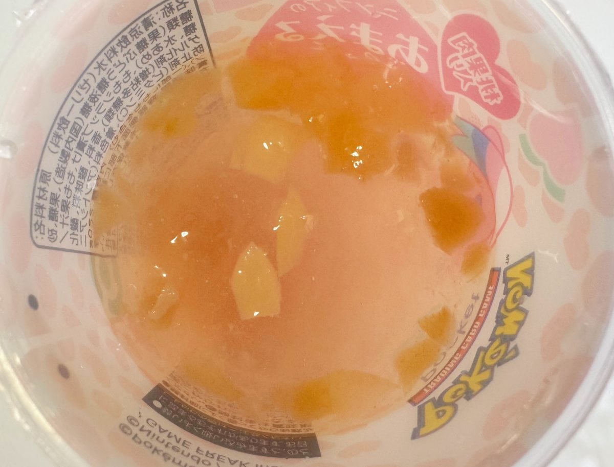 ピーチゼリーのちゅるんとしたのど越しと、桃果肉のジューシーな甘みを交互に楽しむことができます