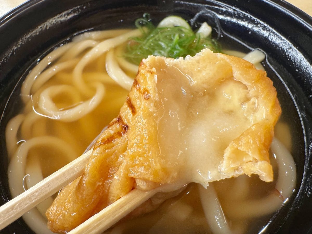 がぶりと頬張ると、じゅわっと出汁がしみ込んだお揚げの甘みととろりとなめらかなお餅の味わいを楽しむことができます