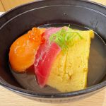 ストーリーにも度々登場する「無限白米湧きドコロ」に見立てたお椀の中には、たまご、マグロ、サーモンいくらのお寿司が入っています