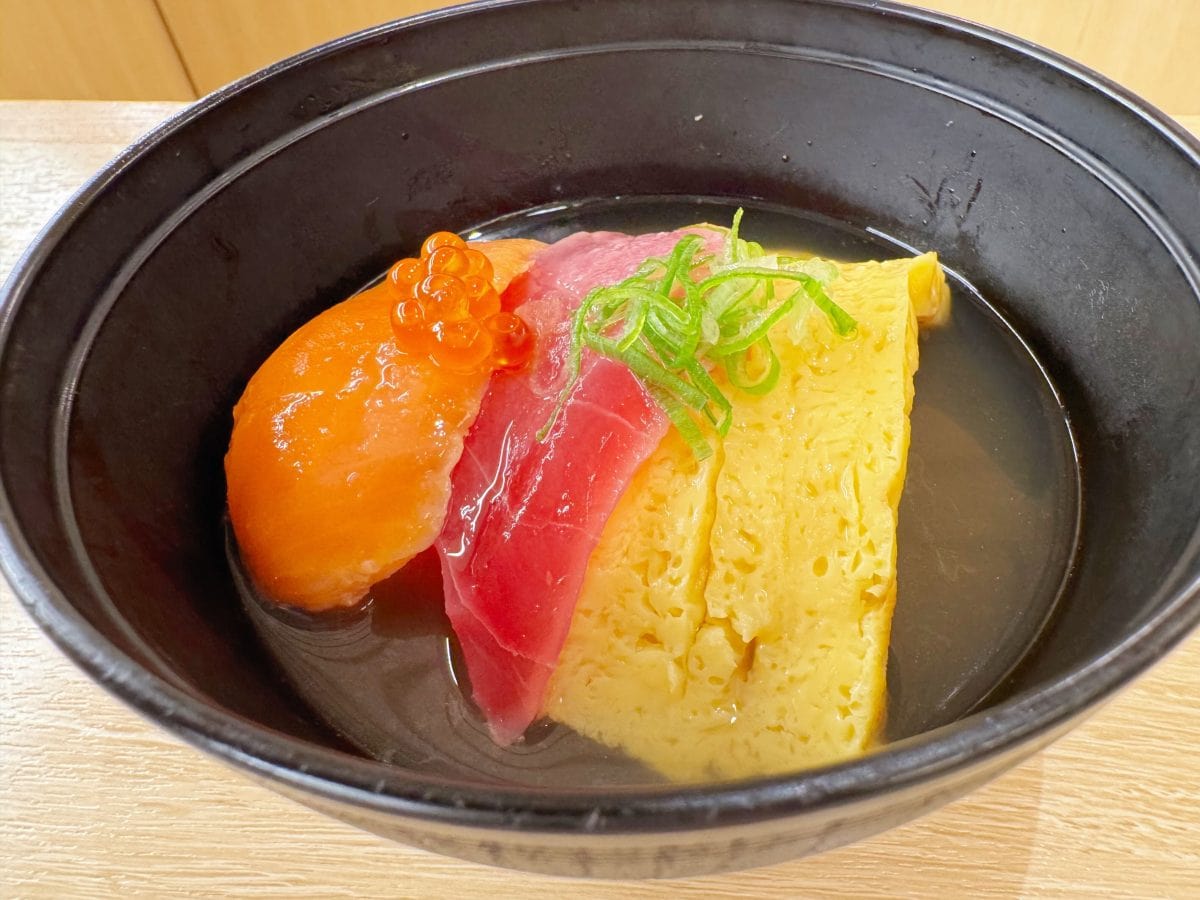 ストーリーにも度々登場する「無限白米湧きドコロ」に見立てたお椀の中には、たまご、マグロ、サーモンいくらのお寿司が入っています