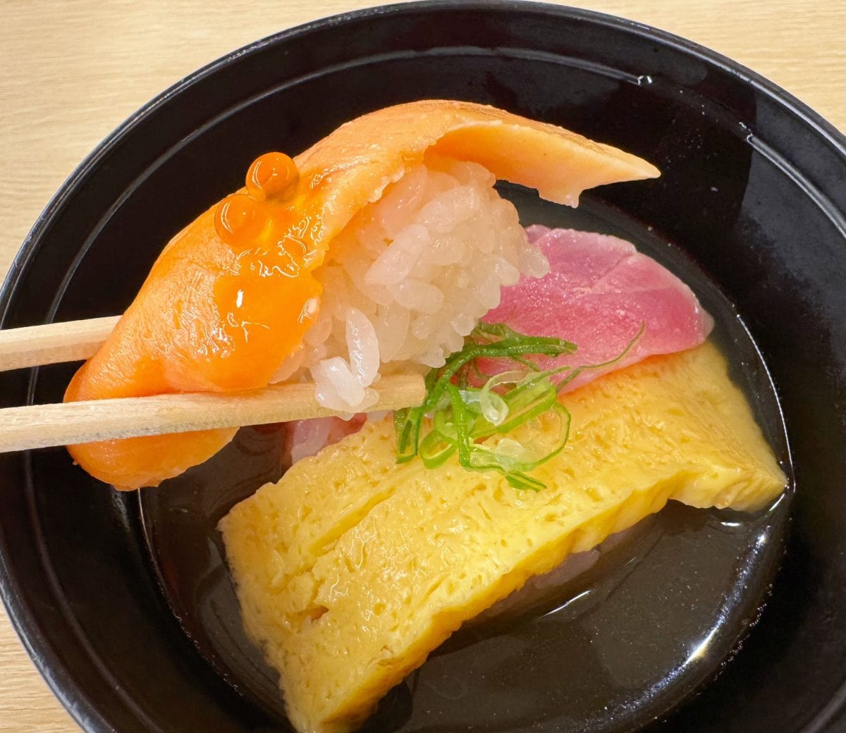 ちいかわ式にくら出汁をかけて「お寿司茶漬け」にして食べてみて