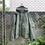 AIGLE EXPERIENCE BY ÉTUDES STUDIO ゴアテックス 3レイヤーフーデッドジャケット