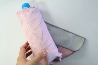 「ドンキ版が他社製品より断然いい」冷えたペットボトルをくるむのに便利！“話題のくっつくクロス”の推しポイントをドン・キホーテマニアが徹底解説