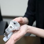 勢いよく手に打ち付けて衝撃を与えると、一瞬長針がグルンと動いてリリースされ、すぐに正しい位置へと戻って来る