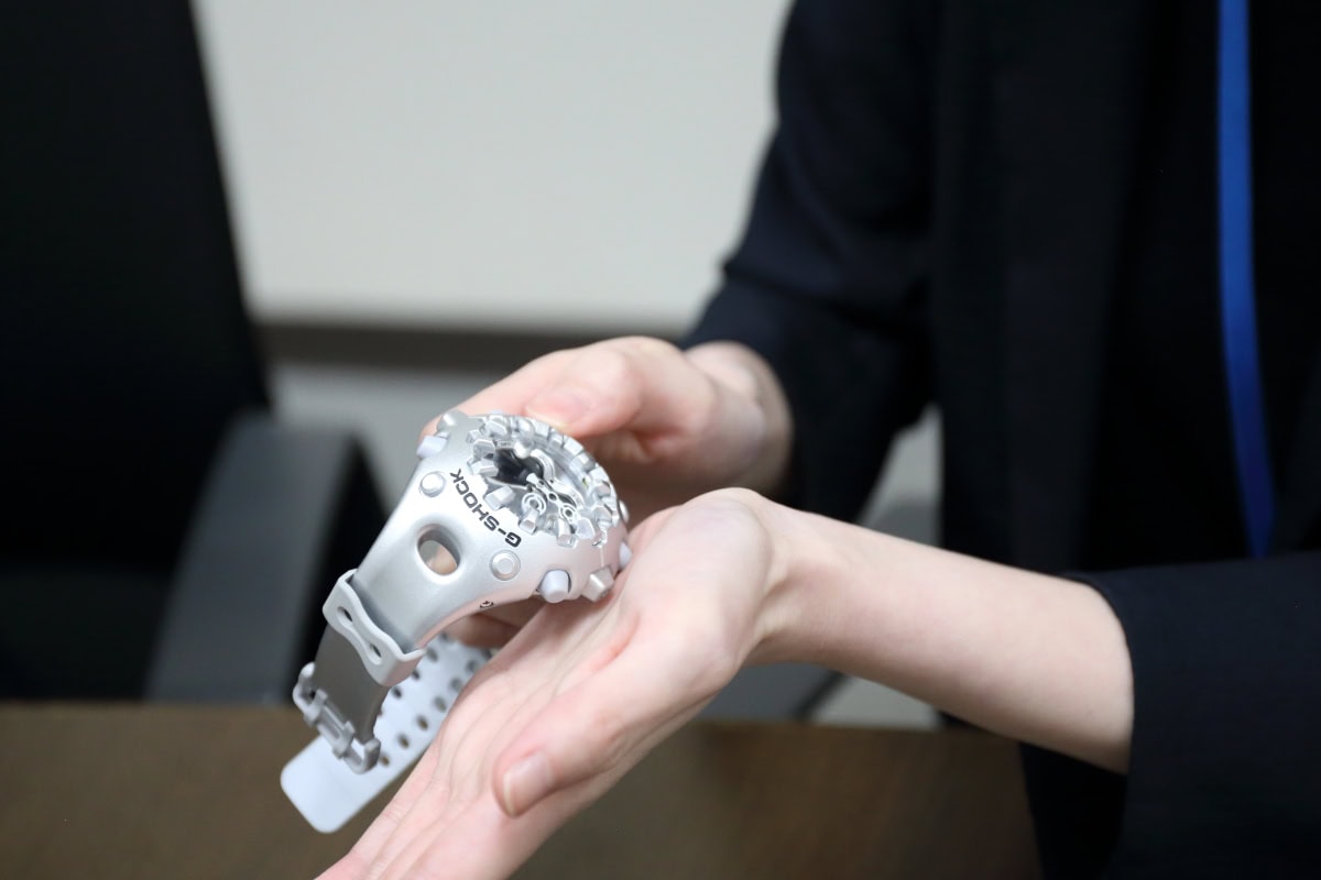 勢いよく手に打ち付けて衝撃を与えると、一瞬長針がグルンと動いてリリースされ、すぐに正しい位置へと戻って来る