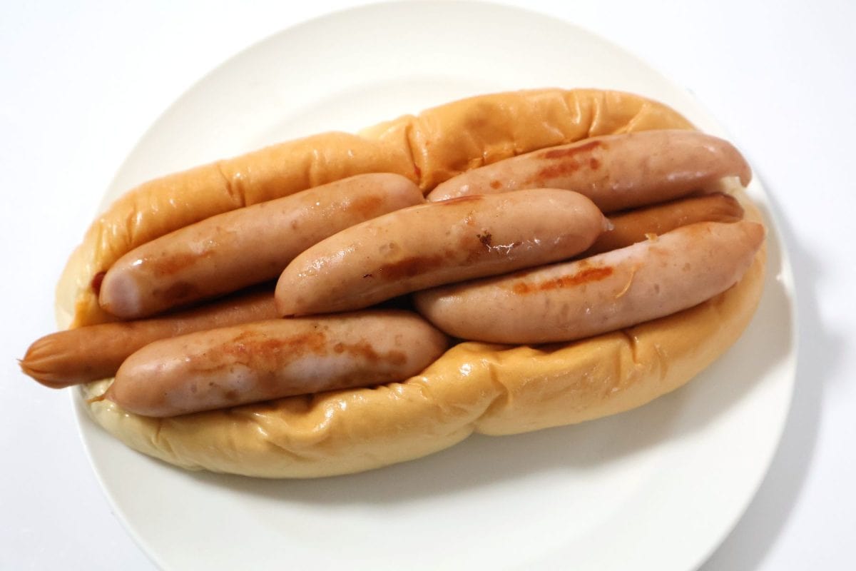 ホットドッグにさらに5本ウインナーをぎゅぎゅっと挟み込む
