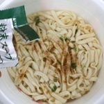 粉末スープはお湯を捨てた後に加える
