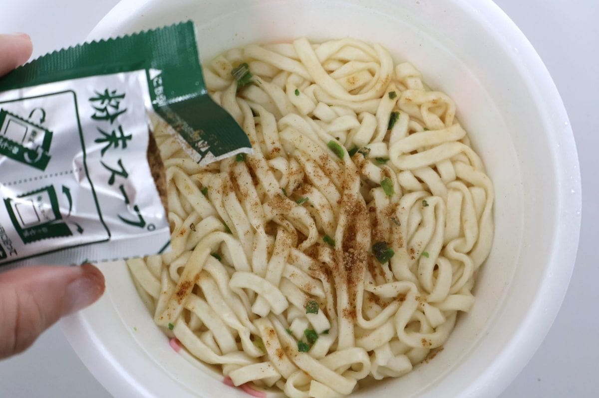 粉末スープはお湯を捨てた後に加える