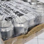 24缶入りのケースも下部分だけに段ボール箱を使用し、全体は透明フィルムで覆う